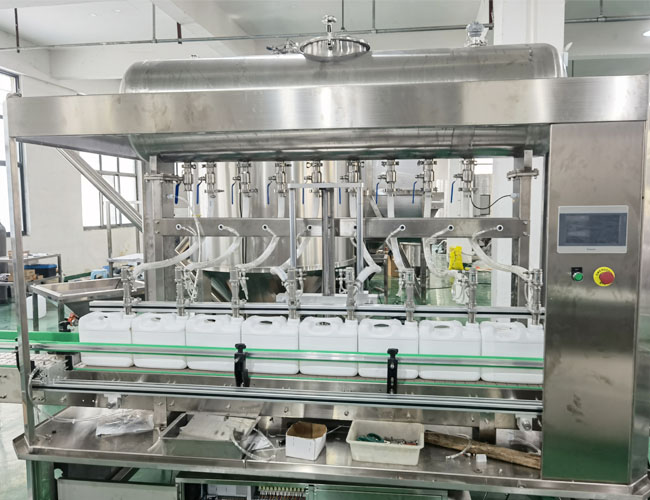 液體灌裝機(jī)車間展示